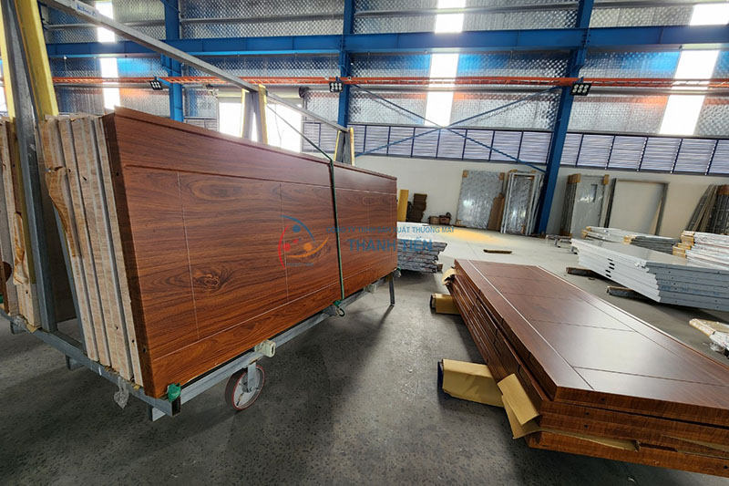 Xưởng sản xuất và lắp đặt cửa thép chống cháy vân gỗ tại Hải Dương