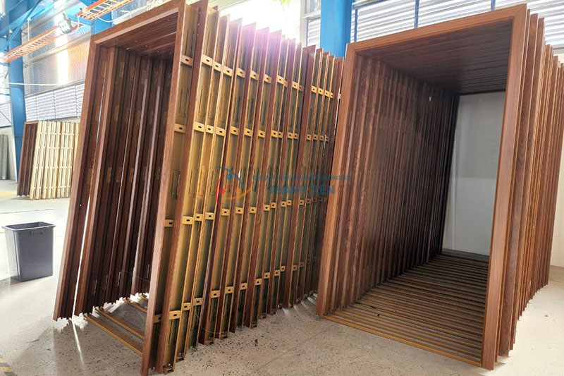 Xưởng sản xuất và lắp đặt cửa thép chống cháy vân gỗ tại Hải Dương
