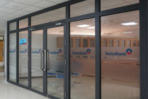 Báo giá vách kính chống cháy E/EI 15, 30, 60, 90, 120 phút mới nhất 2025