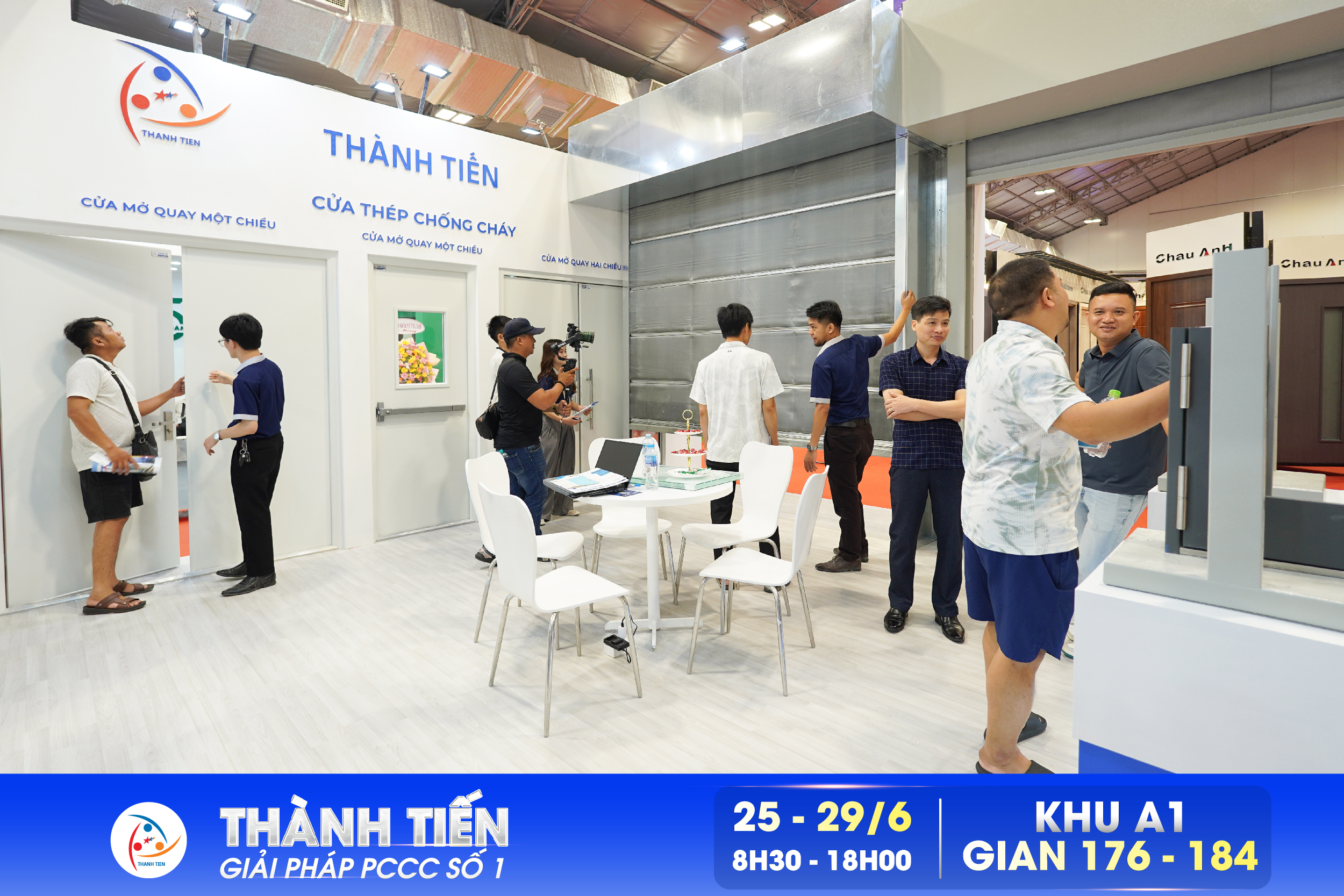 Đội ngũ nhân viên tận tình tư vấn, giới thiệu chi tiết về các dòng sản phẩm