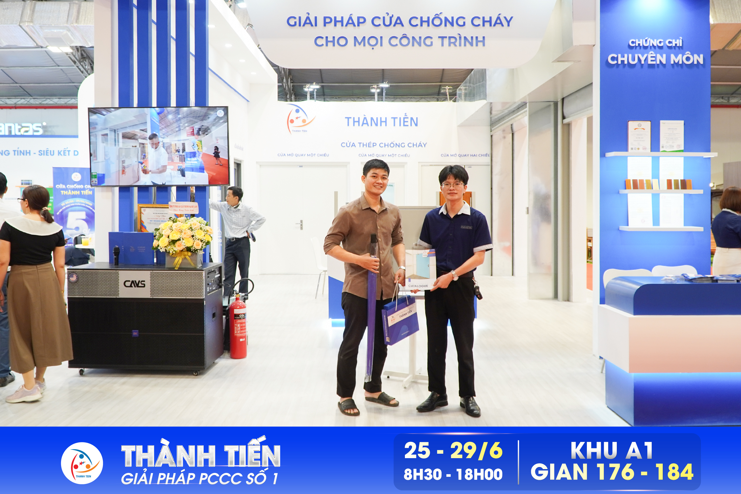 Khách hàng nhận quà tặng từ Thành Tiến
